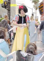 Snow White balloon twisting